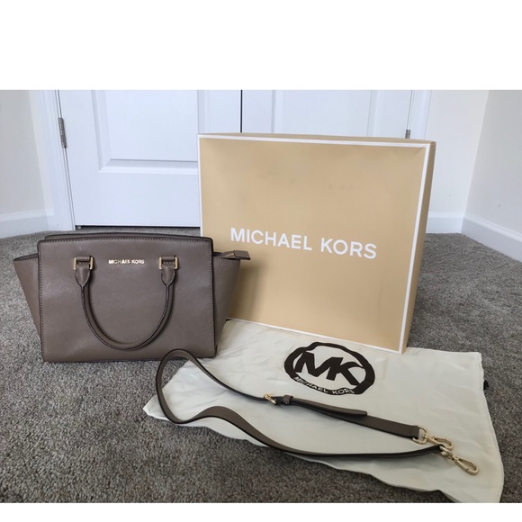 Michael Kors Handbags - Michael Kors khaki selma messenger bag